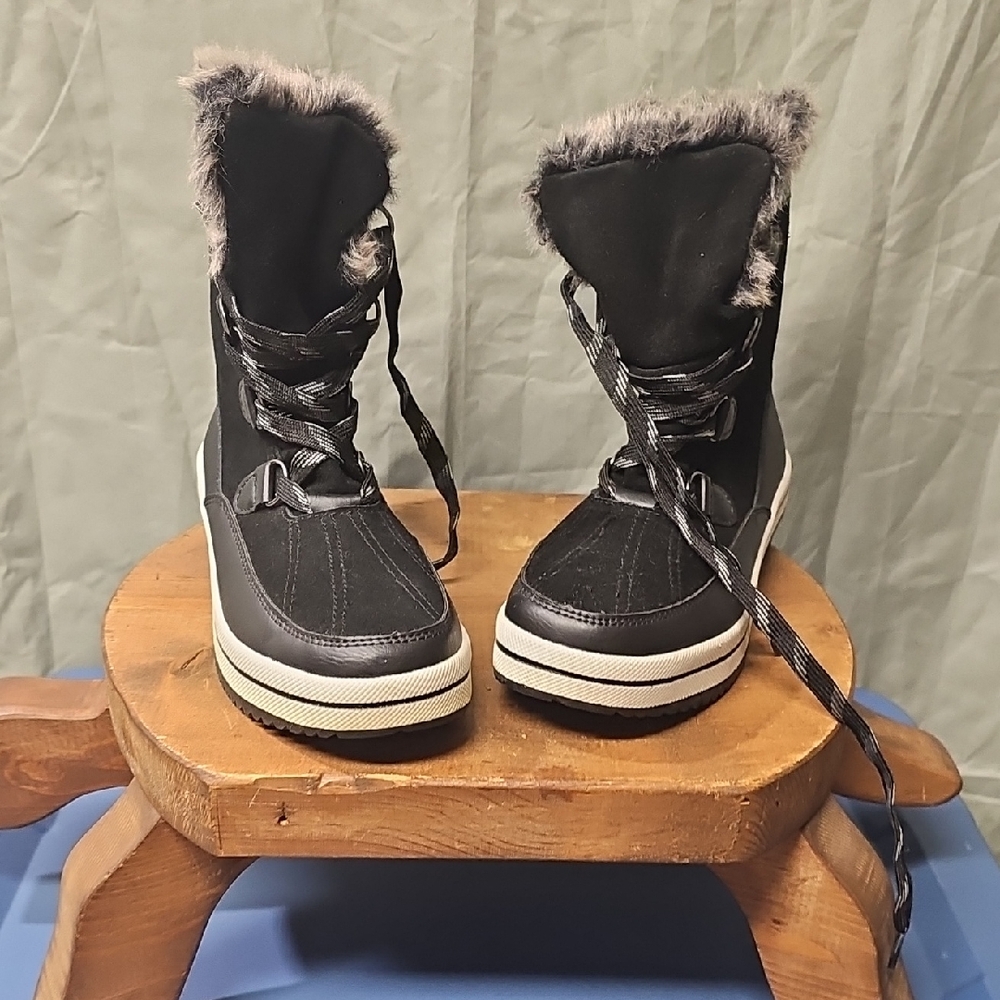 Universal Thread Black and Gray Heeled Boots
